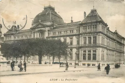 LYON - La Préfecture — vue de l'édifice avec piétons et véhicules — éditeur non identifié