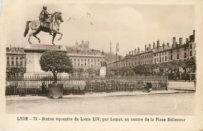 LYON - 73 - Statue équestre de Louis XIV, par Lemot, au centre de la Place Bellecour