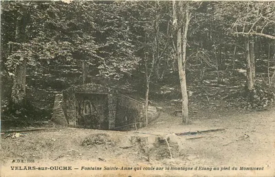 Velars-sur-Ouche — Fonte Santa Ana que flui na montanha de Etang aos pés do Monumento