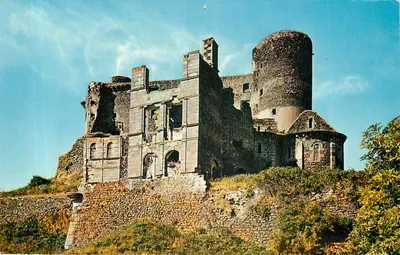 Castelo feudal de Murol — Fachada Leste e Parte Renascentista — Photo-Éditions G. d'O