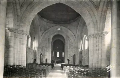 Saintes — Abadia das Senhoras (séculos XI-XII) — interior — Edições Charenlaises, n° 1081