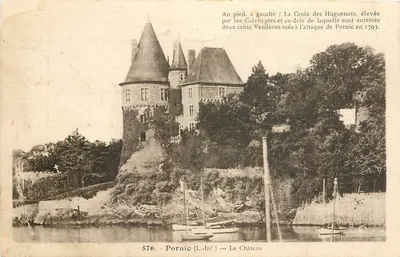 Pornic (L.-Inf.) — O Castelo — Ao pé, à esquerda: A Cruz dos Huguenotes, erguida pelos Calvinistas e além da qual estão enterrados duzentos Vendeanos mortos na ataque a Pornic em 1793.