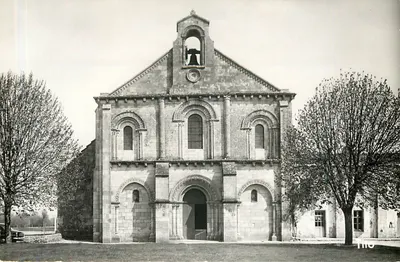 Sainte-Gemme — Facha da igreja romana do século XII — M. Berjaud, Bordeaux