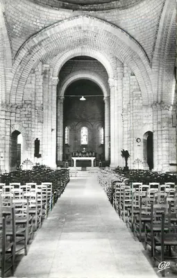 Saintes — A Nave da Abadia das Damas — Réal-Photo, Paris