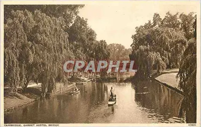Cambridge, Garret Hostel Bridge — vista do rio com duas embarcações — Photochrom Ltd, n° 43820