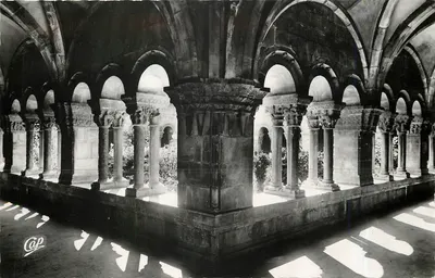 Elne - O Claustro (século XIII) — Cerca de Perpignan — C.A.P. Paris