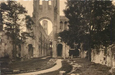 Abadia de Jumièges — Nef da Igreja de Nossa Senhora — Vista tirada do coro — Editor: Ch. des Arts Photomécaniques, Étrasbours-Schiltigheim