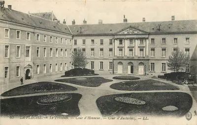 La Flèche — O Privilégio — Cour d'Honneur — Cour d'Austerlitz — LL.