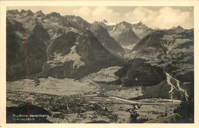 Bludenz, Vorarlberg — vista aérea do vilarejo e das montanhas — editor Bludenz