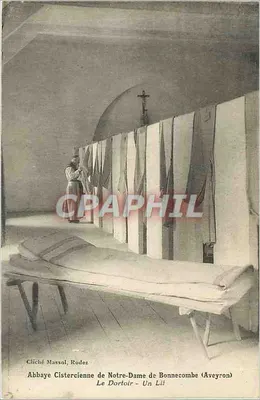 Abadia Cisterciense de Nossa Senhora de Bonnecombe (Aveyron) — O Dortoir — Uma Cama — Cliché Massol, Rodez