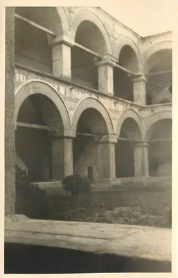 Pátio interno de um edifício com arcadas — Yângorlanie