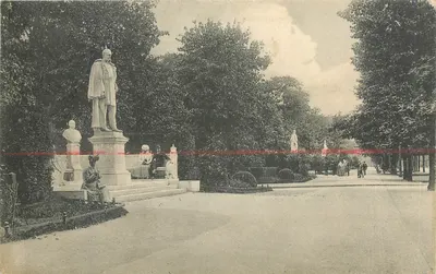 Estátua de um homem em uniforme — parque arborizado — Berlim — Siegesallee, G.V.B. 101