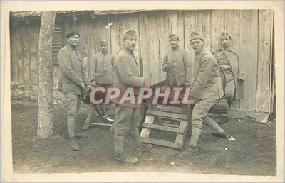 Soldados em uniforme — pose diante de uma cabana de madeira — editor desconhecido