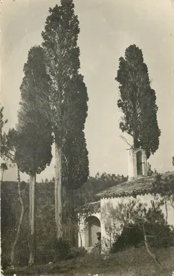 Igreja com torre e ciprestes — Série 3,18 — Editor não visível