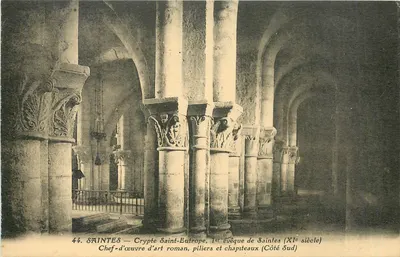 Saintes — Cripta de São Eutrópio, primeiro bispo de Saintes (século XI) — Obra-prima de arte romana, pilares e capitéis (Lado Sul)