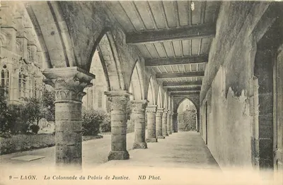 A Colunata do Palácio de Justiça — Laon — ND Phot.