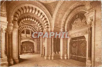 A Basílica de Nossa Senhora de Brebières — O Portal e o Ofertório — Foto RICE