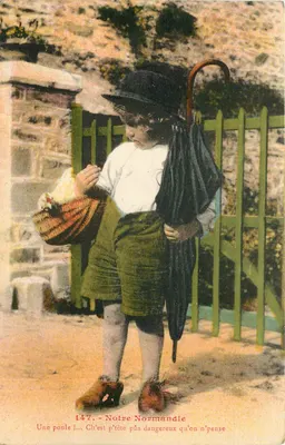 Uma criança com uma galinha e um guarda-chuva — Nossa Normandia — série 147