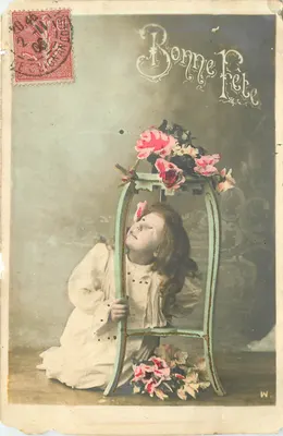 Menina brincando com um cadeira decorada com rosas — W. — editor desconhecido