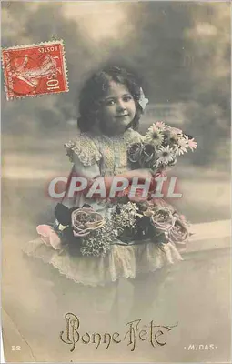 Menina segurando um buquê — Feliz Aniversário — Midas n°52