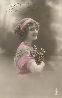 Jovem mulher em vestido rosa — segurando um buquê — editor S.R. n° 2199