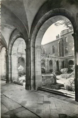 Abadia de LAGRASSE (Aude) — O Claustro com seu poço — Fotografia Verdadeira