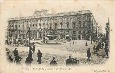 LYON — La Place des Terreaux et le Palais des Arts — Collections ND Phot n°138