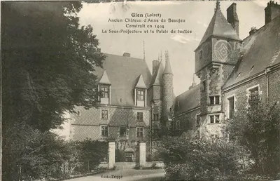 Gien (Loiret) — Antigo Castelo de Anne de Beaujeu, construído em 1404, subprefeitura e palácio de justiça — Edit. Trippé