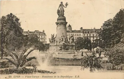 LYON — Place Carnot — Monument de la République — E.R.