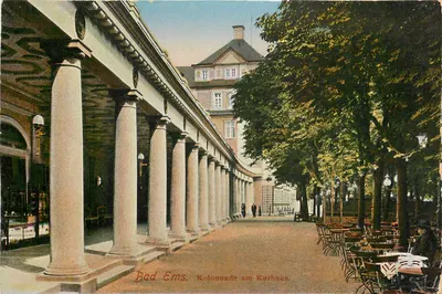 Bad Ems. Coluna em frente ao Kurhaus — vista da coluna e do Kurhaus