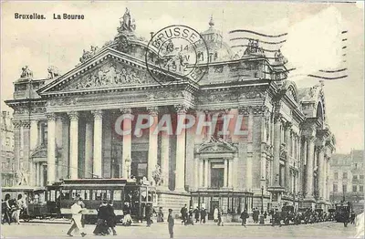 Bruxelas. A Bolsa — vista do edifício com trêm e pedestres — editor não visível