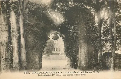 HardeLOT (P.-de-C.) - A Entrada do Castelo - Porta datando do século IX, onde se encontrava o Pont-Lévis