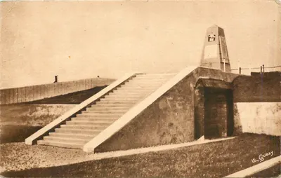 Sainte-Marie-du-Mont (Manche) — Monument erigido na Grande Dune pelos Americanos após o desembarque de 6 de junho de 1944 — Editor: Éditions Normandes St-Pierre-Eglise, assinado por L. Gubey