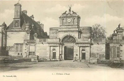 Castelo de Anet — Portal com relógio e estátuas — Ch. Foucault, edit.