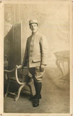 Soldado em uniforme — estúdio — E. Arnault, Le Tréport
