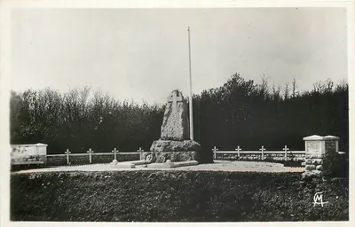 Monumento aos Caçadores dos 56º e 59º Batalhões — Bois des Caures — Grégoire Calvet, escultor