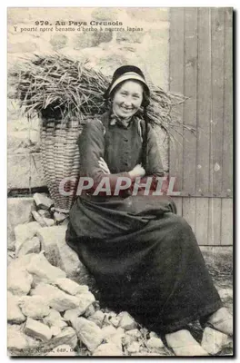 Mulher creusiana — sorridente, sentada sobre pedras com um cesto de ervas — A. de Nussac, edição Gérald