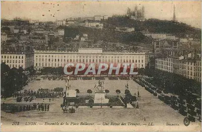 LYON — Conjunto da Place Bellecour — Uma Revista das Tropas — LL. SELECTA