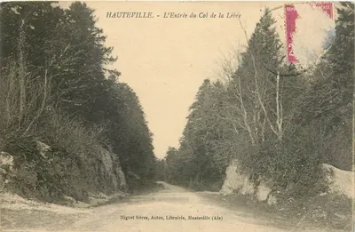 Hauteville - A Entrada do Col da Lèbre — Miguet frères, Autos, Livraria, Hauteville (Ain)