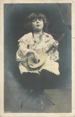 Mała dziewczynka grająca na mandolinie — Studio fotograficzne — nr 3138/5