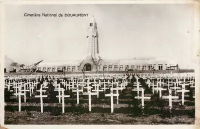 Cemitério Nacional de Douaumont — vista do monumento e das cruzes — editor não identificado