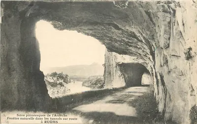Janela natural nos túneis na estrada em RUOMS — Locais pitorescos da Ardèche — Brunel photo, Atès