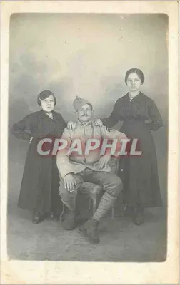 Soldado em uniforme — com duas mulheres — fototipia da Photo & Fototipia da Romênia