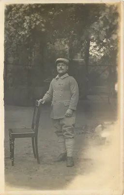 Soldado em uniforme — pose com cadeira — Fotógrafo Antoine Colombel, n°49381