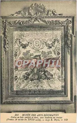 Quadro de madeira esculpida e dourada, com bordado de crochê — Museu dos Artes Decorativas — Legado E. Peyre — N° 441