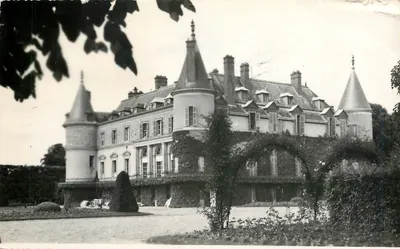 Castelo de Rambouillet — Vista do castelo com torres — Excl. Photo-Service Rambouillet (S.&O.)