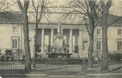 Chalon-sur-Saône — Palácio de Justiça — estátua da Justiça