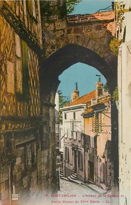 Saint-Émilion — O Arco da Cadène e Velha Casa do Século XV — LL. — Editor: Ellen