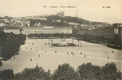 Lyon - Place Bellecour — vue panoramique avec statue équestre et hôtel de ville — E.F. n°336