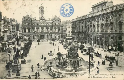 LYON — Place des Terreaux, l'Hôtel de Ville et le Palais des Arts — LL.
